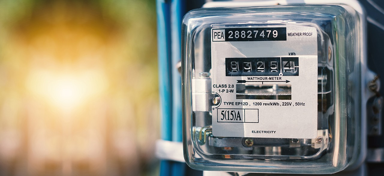 Medidor de electricidad registrando el consumo de una vivienda